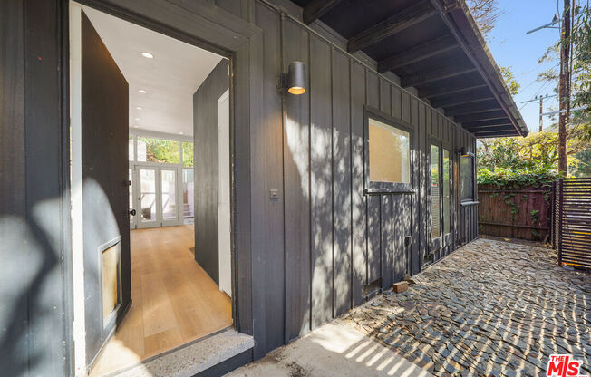 1806 BENEDICT CYN DR