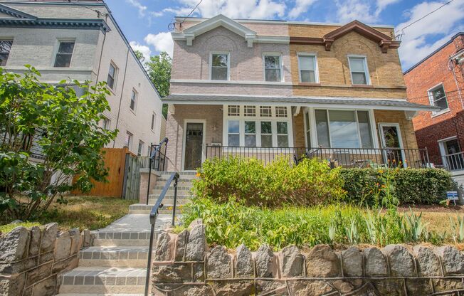 Exquisite 4 BR/3.5 BA EOG Townhome in Takoma!