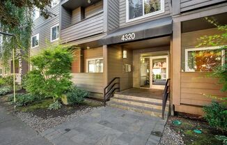 Spacious and turn key ready 2 bedroom apartment close to downtown. 2 parking spots and additional storage unit included!