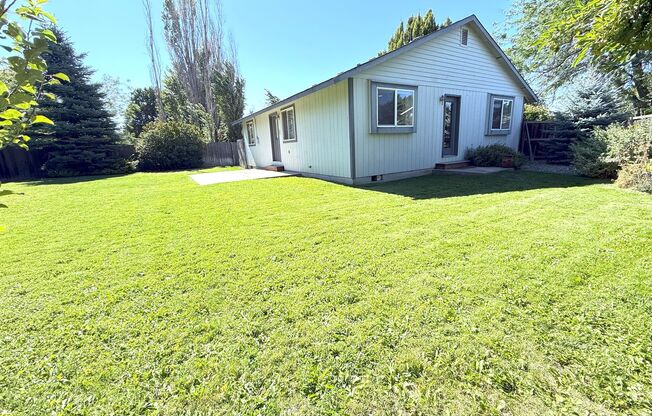 BONUS RENT SPECIAL! 3 Bed on Cul-de-sac with Great Backyard and Lawn Service!