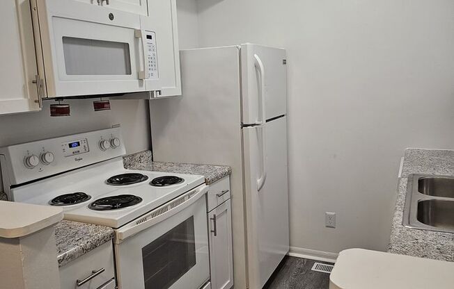 2 beds, 1 bath, 834 sqft, $1,350, Unit 17