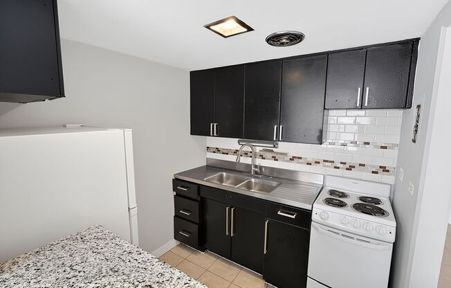 Studio, 1 bath, 359 sqft, $1,475, Unit 4E