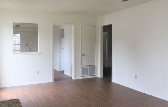 3 beds, 1 bath, 952 sqft, $1,595