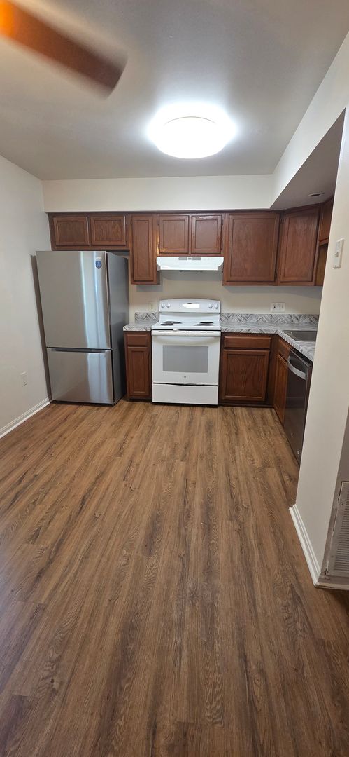 Act Fast! 2 Bedroom Townhome In Columbia