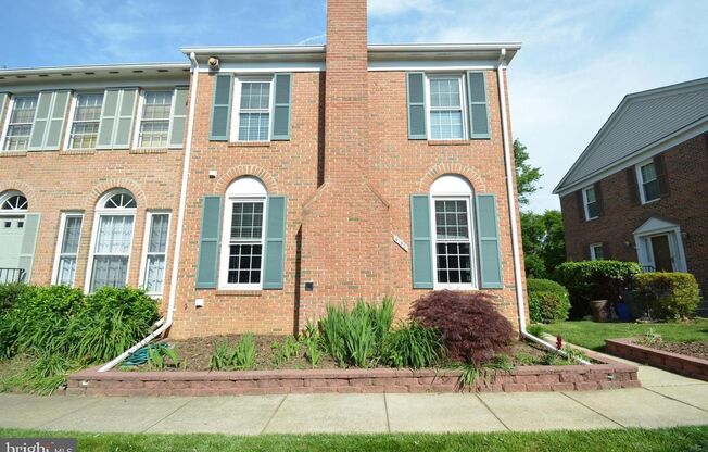 Beautiful 3-Level Townhome in Kingstowne – 3.5 Baths, Landscaping Included