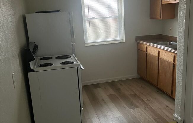 2 beds, 1 bath, 900 sqft, $875, Unit Unit 2