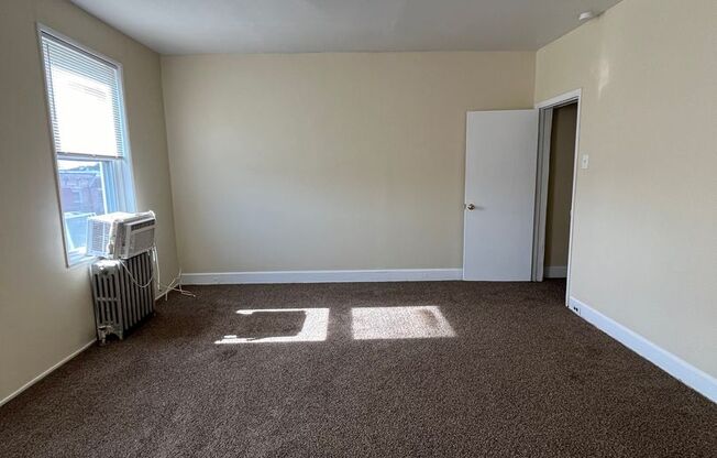 3 beds, 1 bath, $1,800, Unit 2