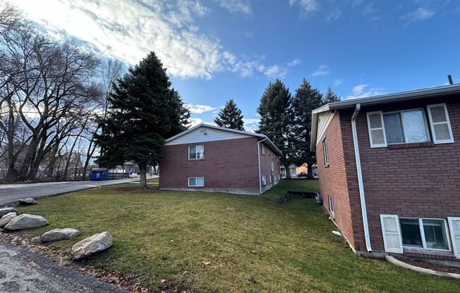 2 beds, 1 bath, 940 sqft, $1,295, Unit Unit 06
