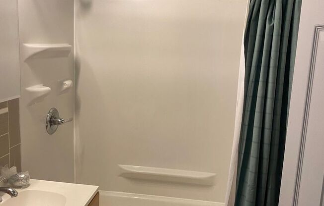 2 beds, 1 bath, $900