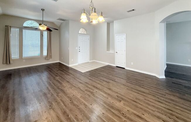 Gracefully Designed 4-Bedroom Home in Plano – Knolls at Russell Creek