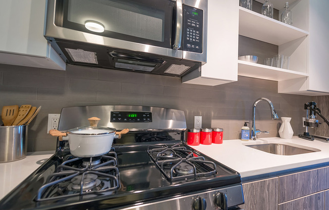 Chef's kitchen with gas cooktop's