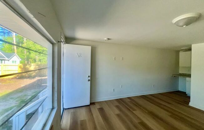 Affordable Studio Near Downtown Myrtle Beach – Some Utilities Included! – $1,100/Month