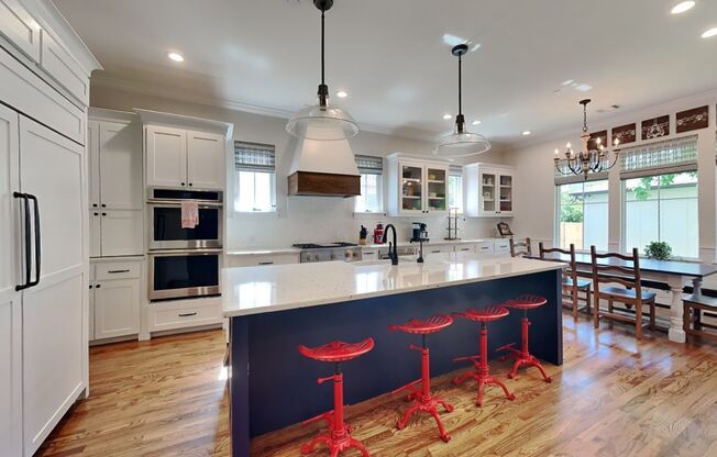 IMMACULATE HOME IN UNIVERSITY HEIGHTS! UPDATES GALORE!