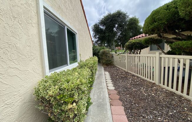2+bd/1ba Single Story Duplex Minutes Drive From the Ocean!