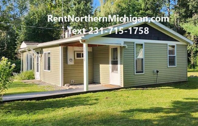 PETS WELCOME - 2 Bed Home - New Siding, Windows, Country Living 15 Minutes to Front St.