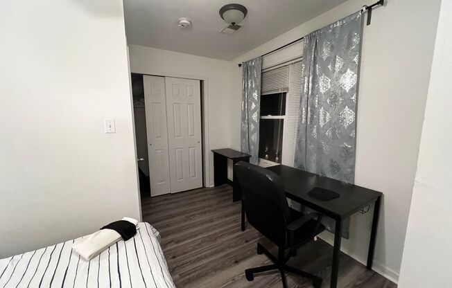 3 beds, 2 baths, $2,100, Unit Unit B