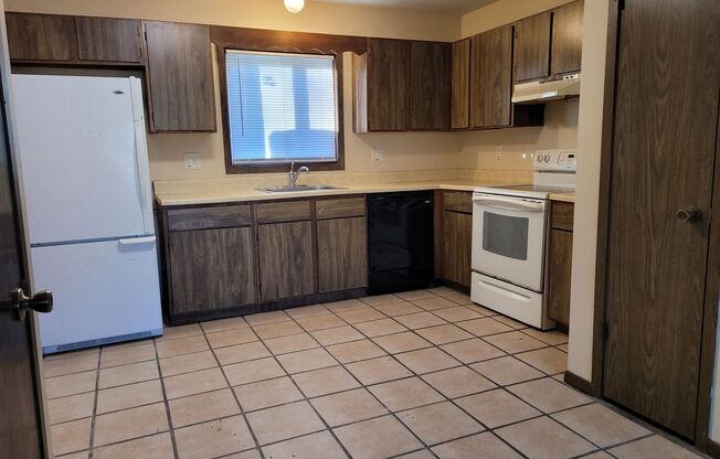 2 beds, 1 bath, 800 sqft, $795