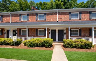 Cozy condo located in the Williamsburg on Commonwealth community minutes from Plaza Midwood!