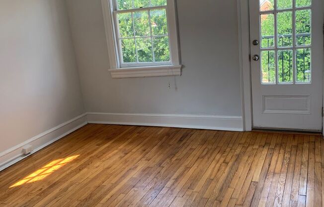 3 beds, 1 bath, $1,800, Unit Apt.  5