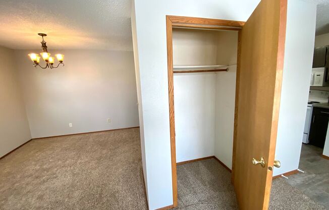 2 beds, 1 bath, $800, Unit 1