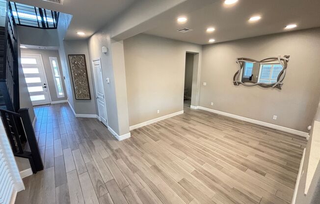 Contemporary 4Bed/3Bath/3 Car/+ Loft -residence located in the Silverado Ranch area