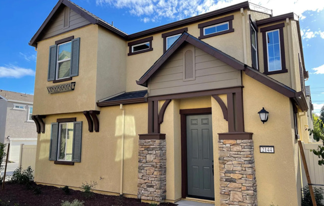 Beautiful 4 bed 3 bath located in Roseville!