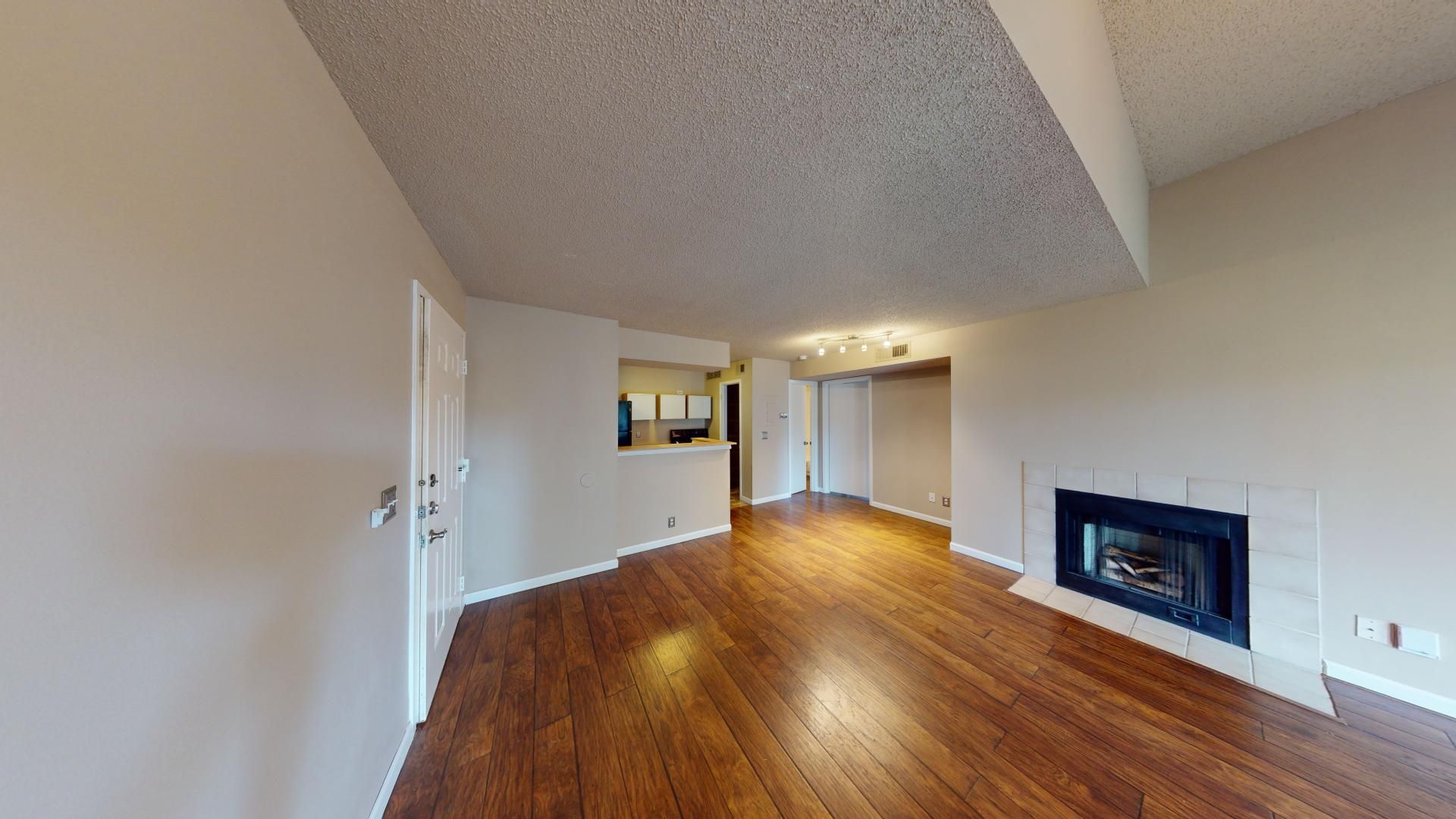 1 BR 1 BA Condo    LAKEWOOD PARK