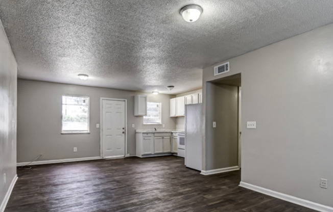 2 beds, 1 bath, $1,100, Unit 10D