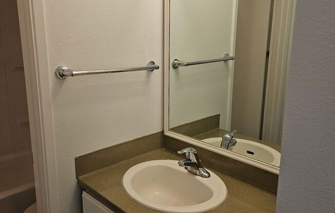 2 beds, 1 bath, 720 sqft, $1,825, Unit 422