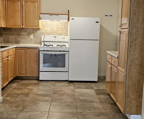 2 beds, 1 bath, $2,100, Unit 18