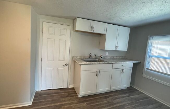 1 bed, 1 bath, 800 sqft, $600, Unit UPFRT/#3