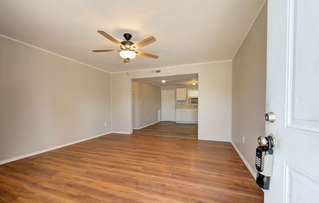 Cozy 2 Bedroom 1 Bath by Will Rogers Gardens! **$300 OFF MOVE IN SPECIAL **