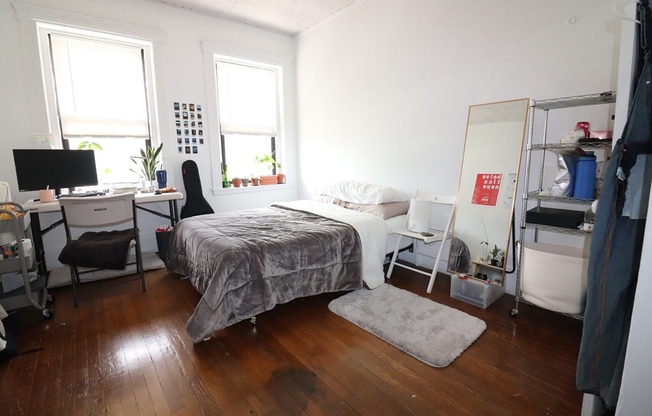 3 beds, 1 bath, $4,595, Unit 6
