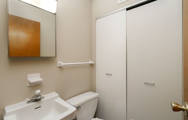 2 beds, 1.5 baths, $1,400, Unit 411 E Buttles Ave Apt. J