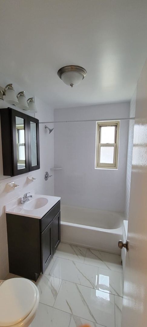 2 beds, 1 bath, 825 sqft, $2,300, Unit S082A