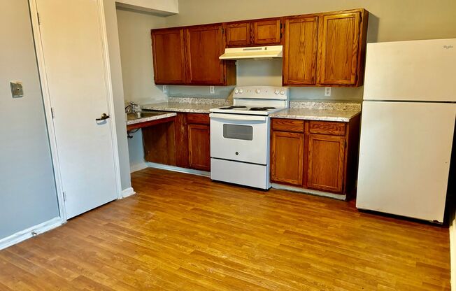 2 beds, 1 bath, 950 sqft, $850, Unit 12