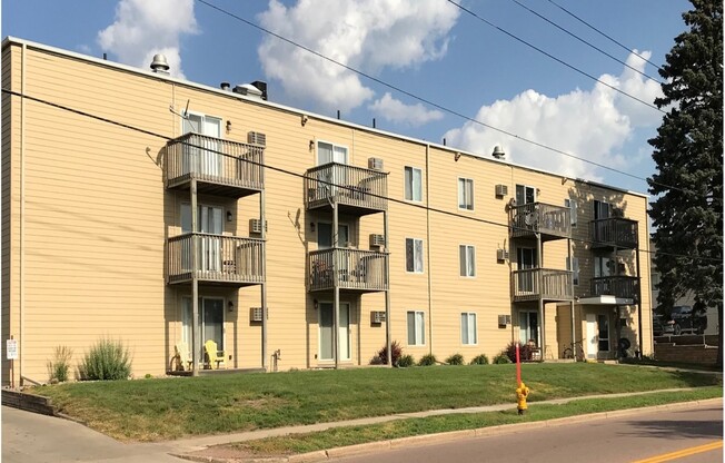 1 BEDROOM, NEAR DOWNTOWN SIOUX FALLS, EASY ACCESS TO INTERSTATE, CLOSE TO AREA SHOPPING!
