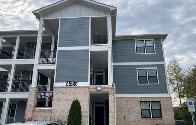 Luxury 2 Bed/2 Bath Condo - Waterfront View of Lake Norman - Open Floor Plan - Modern Kitchen - Lake Access