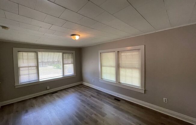 Freshly painted 2 bedroom 1 bath house- Pet Friendly!