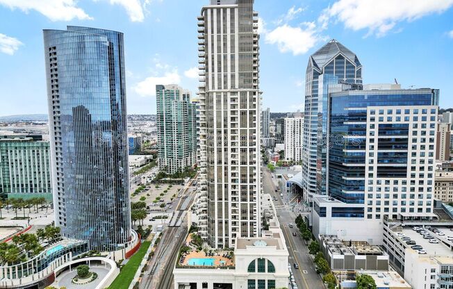 700 W E St
