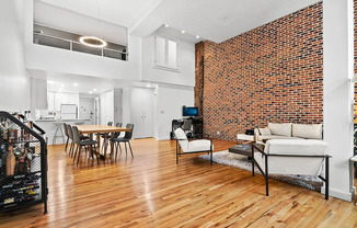 372 5 AVE