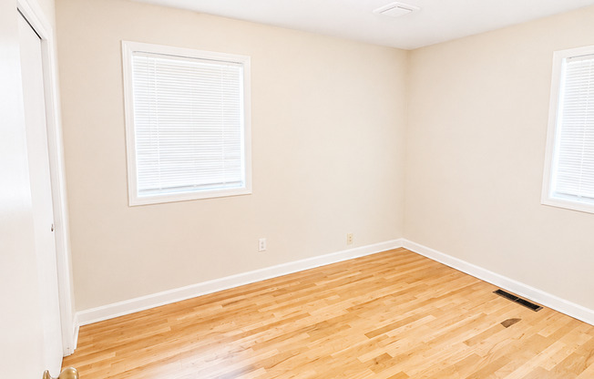 Large 4 Bed, 2 Bath House - 2 Car Garage - Fenced Yard