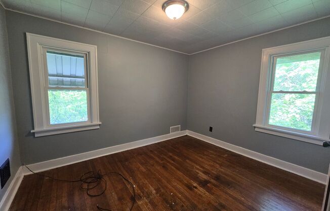 3 Bedroom House with Beautiful Front Porch - Conveniently Located