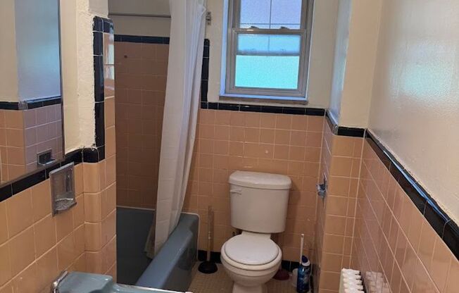 3 beds, 1 bath, $1,995, Unit 210C