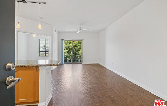 1 bed, 1 bath, 910 sqft, $2,900, Unit 355