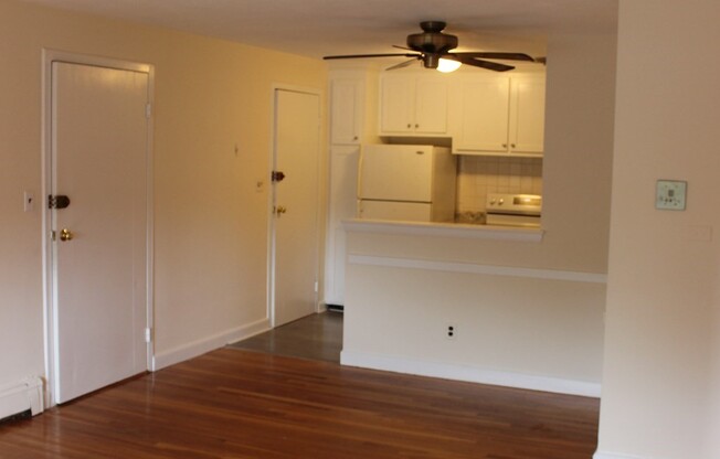 2 beds, 1 bath, 710 sqft, $2,400, Unit 2-4