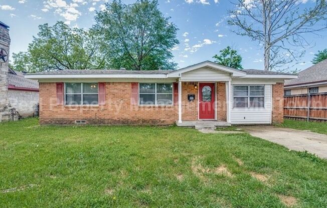 Charming 3-Bedroom Home with Spacious Yard in Garland