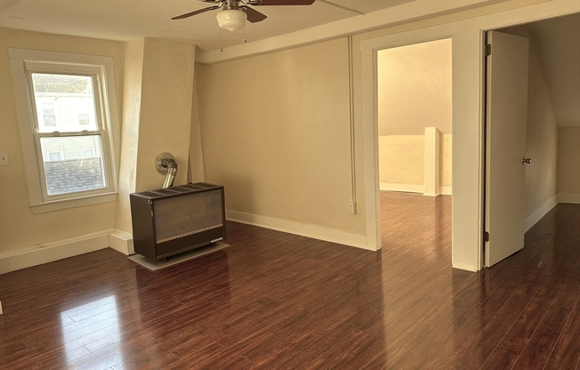 3 beds, 1 bath, 1,100 sqft, $1,800, Unit 2S