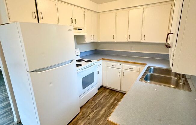 2 BEDROOM, 1 BATH DUPLEX WITH GARAGE!