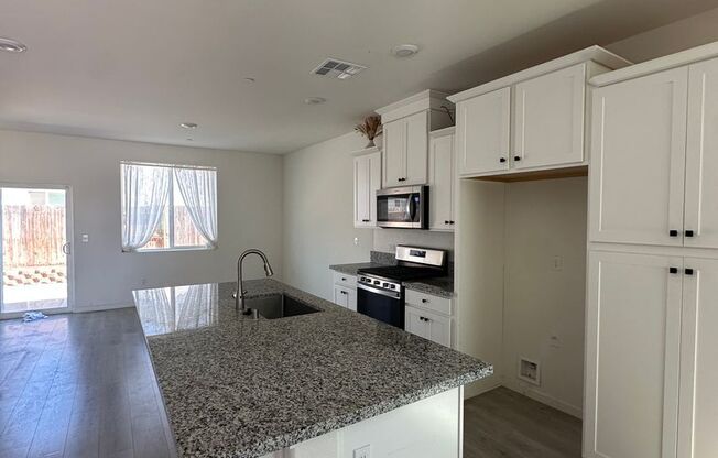Beautiful newer home in a gated community  !!! MOVE IN SPECIAL !!!